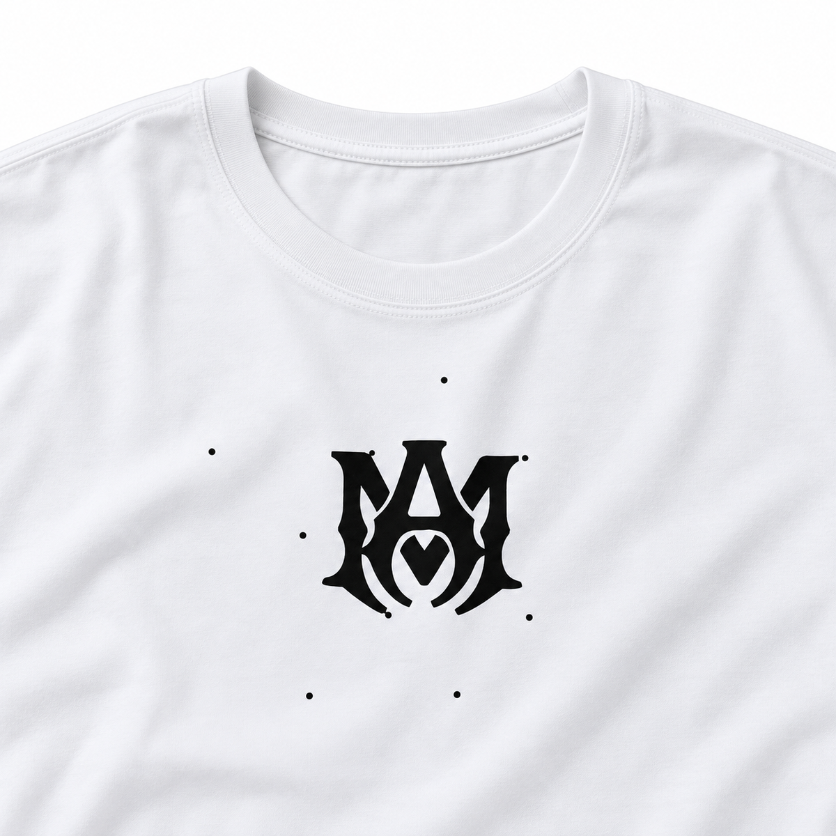 Conjunto de camiseta blanca con logo negro y short beige