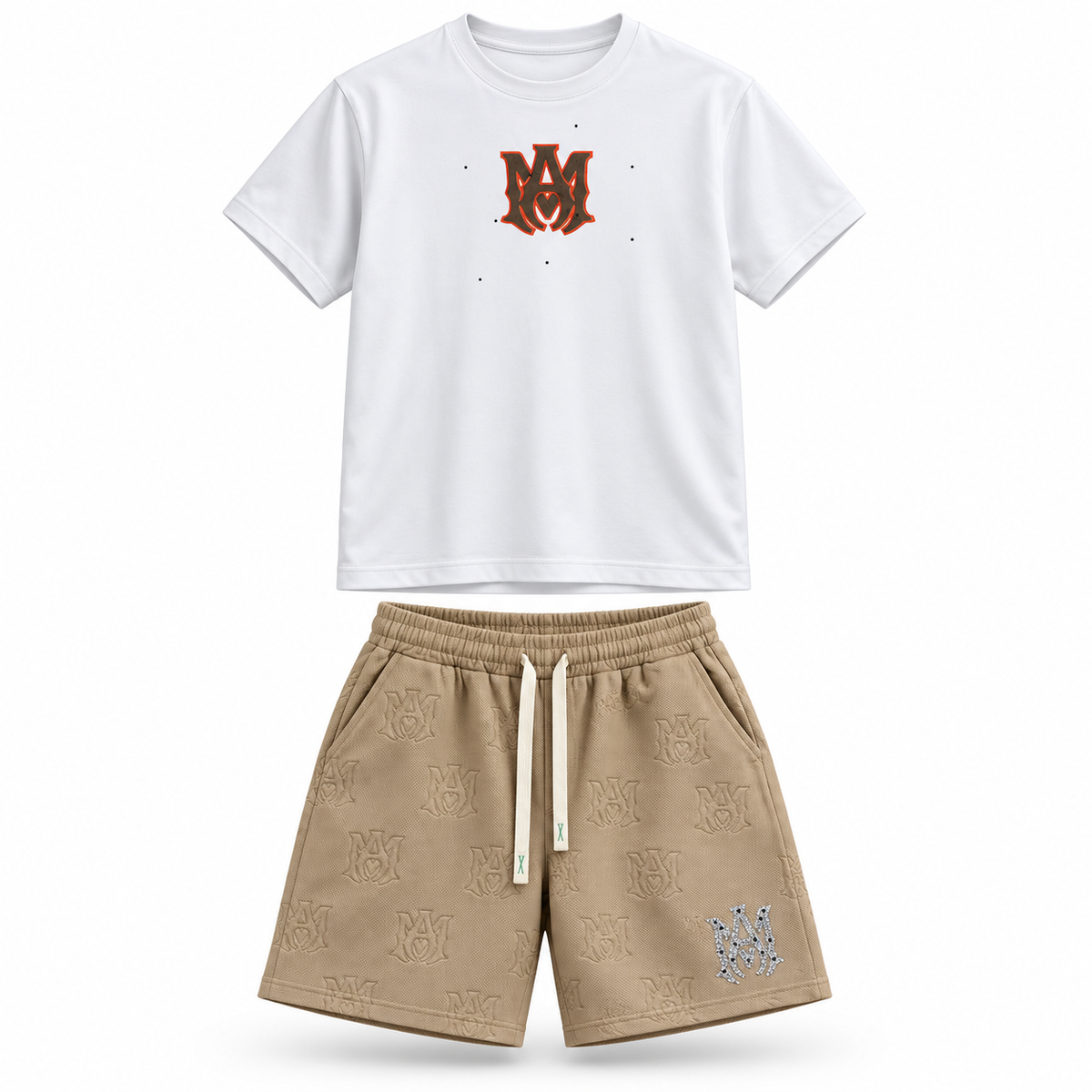 Conjunto de camiseta blanca y short beige con monograma